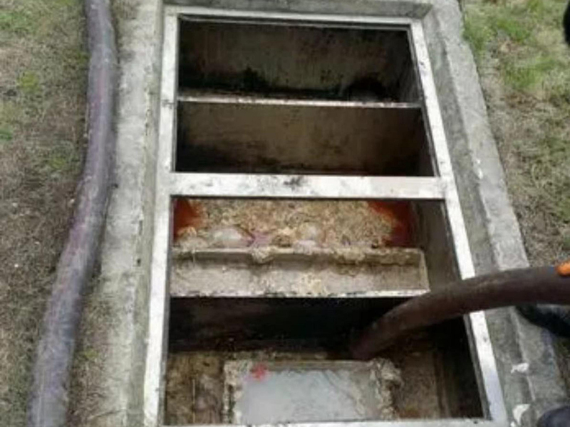 峨蔓镇隔油池清理