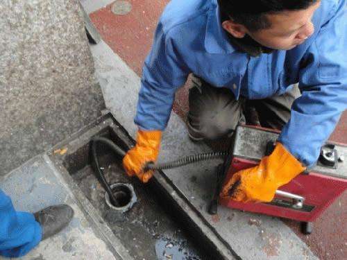 峨蔓镇疏通下水道