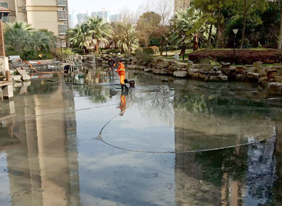 峨蔓镇景观池淤泥清理