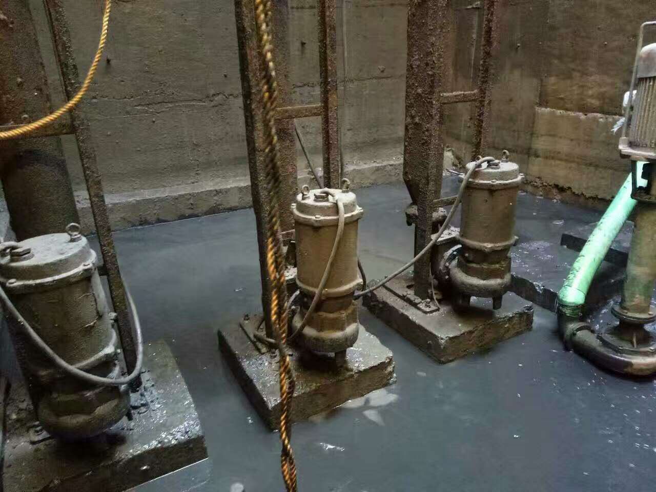 峨蔓镇污水池清理