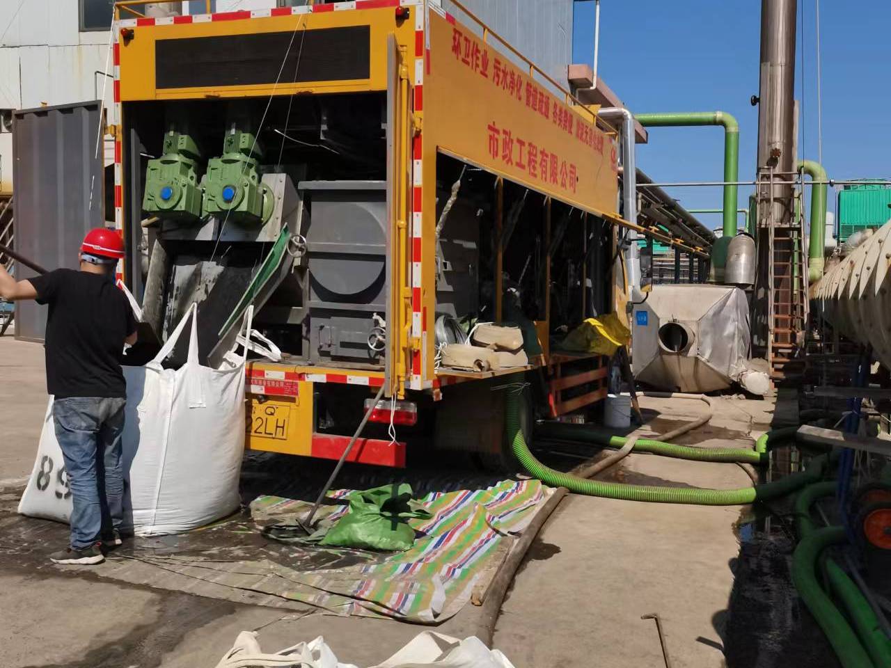 峨蔓镇淤泥压干处理