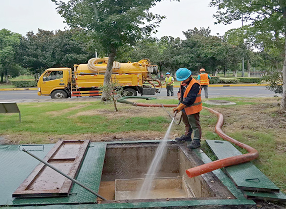 峨蔓镇化油池清理