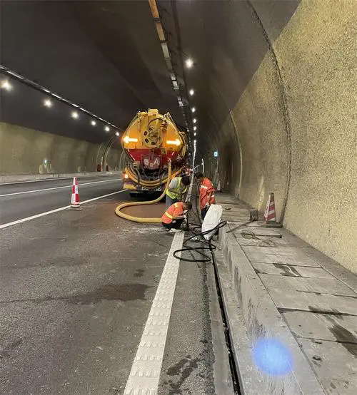 峨蔓镇隧道排水渠清淤